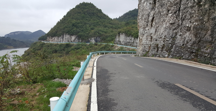 貴陽(yáng)市觀(guān)山湖區(qū)百花湖環(huán)湖旅游公路波形護(hù)欄工程