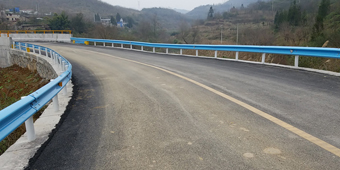 貴陽(yáng)湖藍(lán)色噴塑波形護(hù)欄