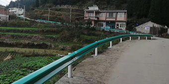 貴州鄉(xiāng)村公路波形護(hù)欄